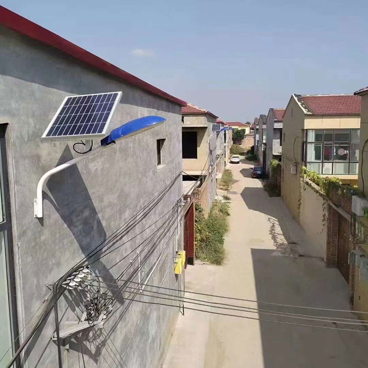 吸墙款太阳能路灯